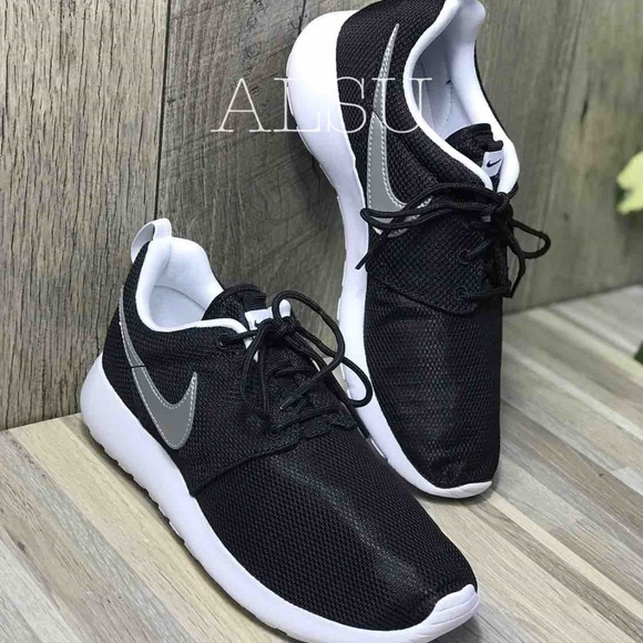 Nike Roshe One GS Black Metallic Silver W AUTHENTI - Picture 6 of 8